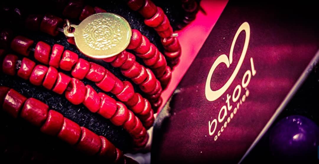 أساور مرجان أحمر وعملات ذهبية فاخرة | Batool Accessories.